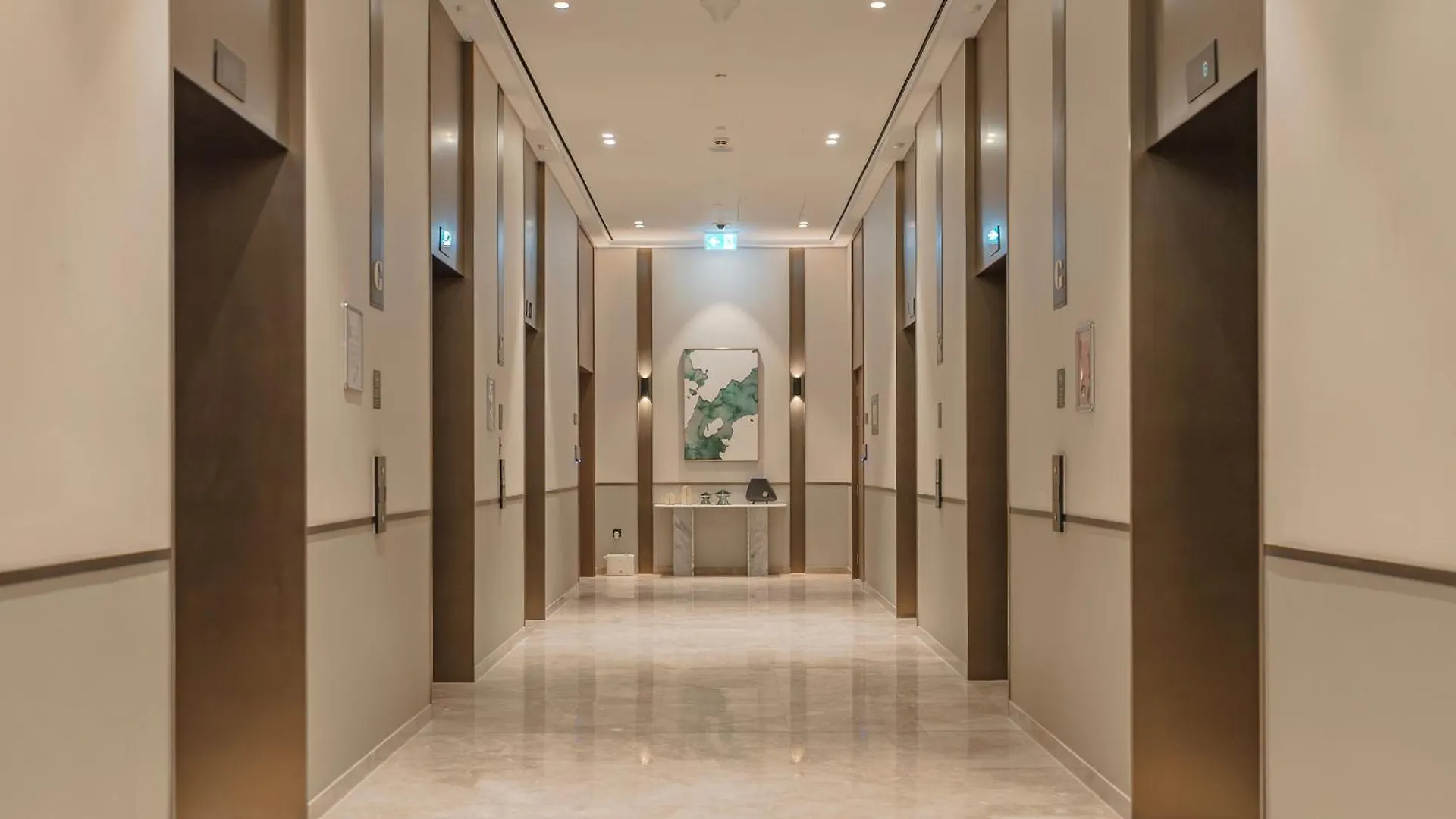 Downtown Luxury - Elegant 1-Bedroom Apartment - 5 Minutes Walk To Dubai Mall 0*,  United Arab Emirates
